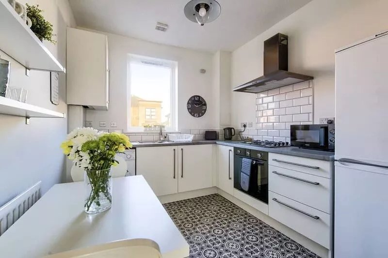 Walk to vibrant Merchant City from a tranquil Glasgow apartment