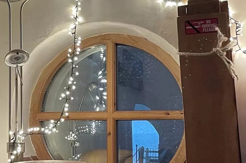 Cosy seaside cottage one minute walk from the beach. Dog friendly!