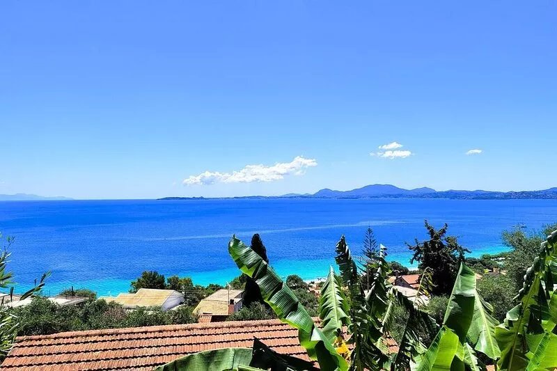 Apartment with two bedrooms and stunning sea views.