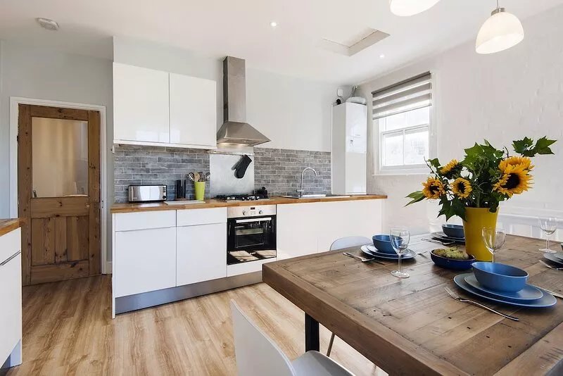 Earlsfield � Close to Amenities and Train