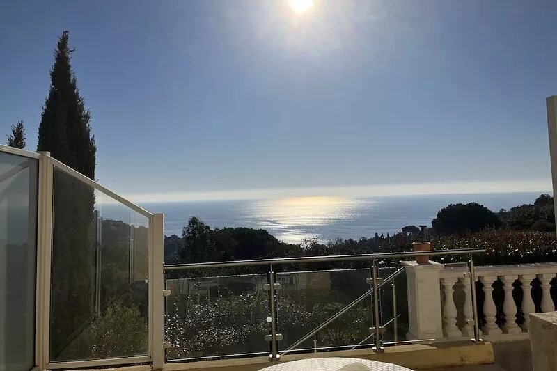 independant flat -fantastic view over the sea-air conditioned-