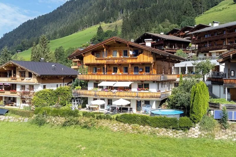Holiday apartment close to the centre, mountain view