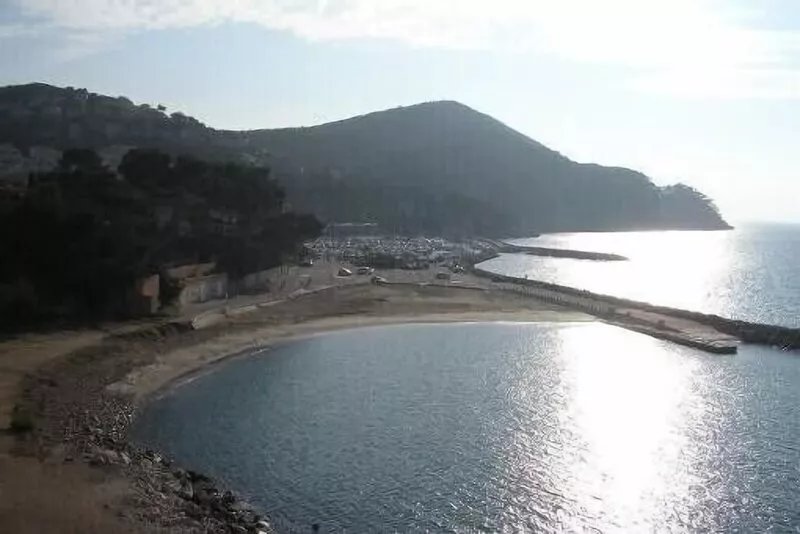 Rent detached house near the sea and 15 minutes walk from the cove