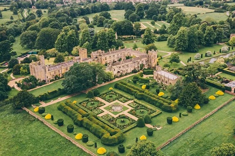 A sudeley castle cottage that sleeps 5 guests  in 3 bedrooms