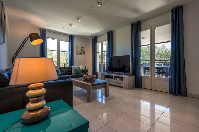 100 m² air-conditioned apartment on 1st floor, 50 m from Place des Lices