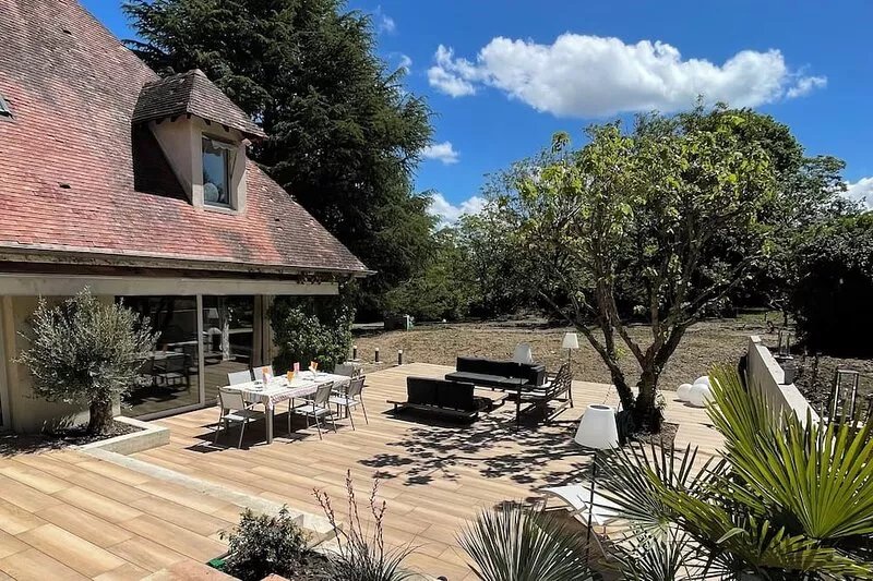 300m2 family home in 1ha wooded park on the heights of Vichy