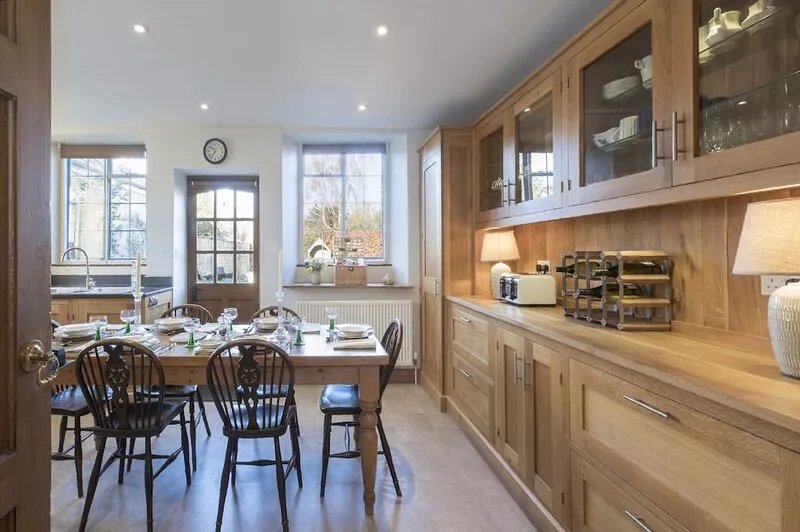 Russell Court 3 Double Bed Historic Cotswold Cottage in central Broadway