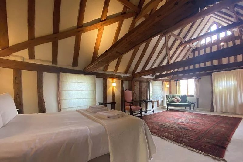 Spacious Tudor Cottage with Beautiful Garden