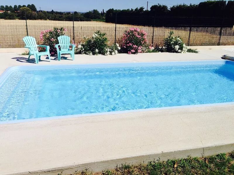 Pretty old house, in domain with closed garden with trees and private swimming