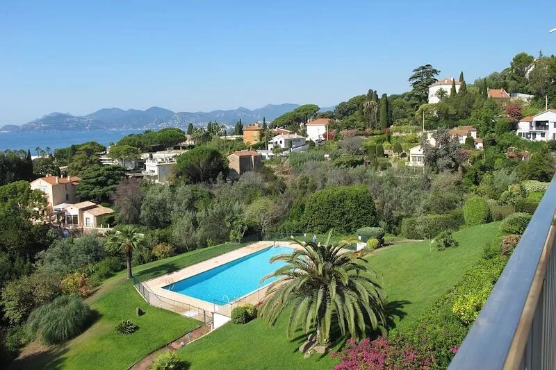 Apartment in luxury residence, swimming pool and tennis.