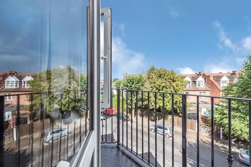 Stylish Flat 12 minutes (tube)to Oxford Street ,Central London,sleeps 6,parking.