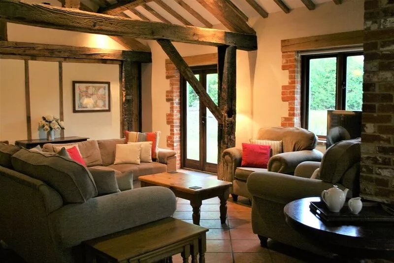 Spacious Georgian barn, traditional oak beams throughout in idyllic countryside.