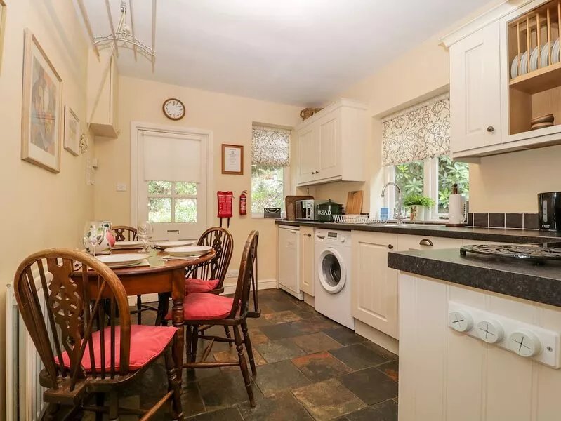 WOODSIDE, family friendly, with open fire in Braithwaite