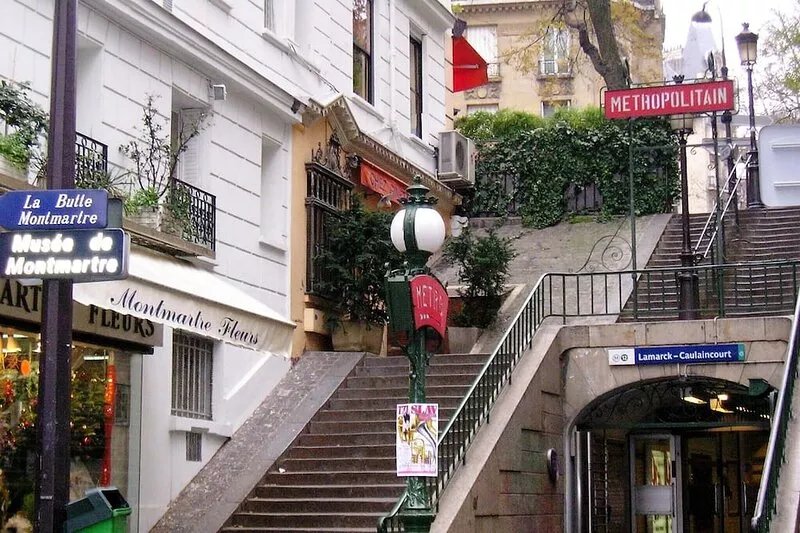 200 meters from Lamarck metro.             Very nice 2 room apartment with
