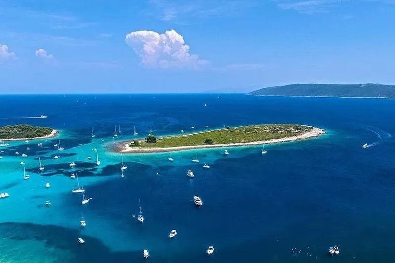 House with a unique view of the sea and the islands in a quite position