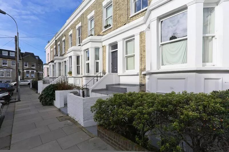 Stylish 3beds/3 baths flat located in a quite area close to underground