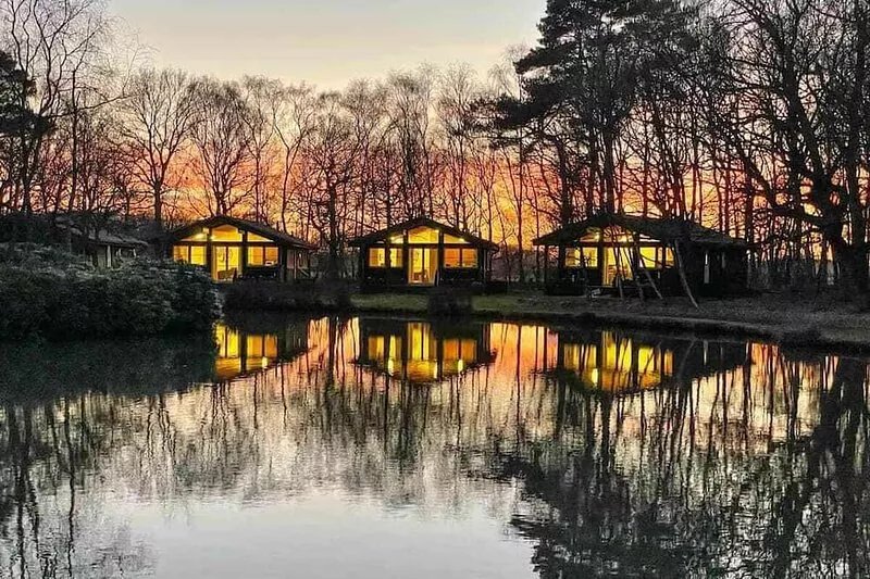 This comfortable lodge features one double bedroom with an en suite shower and