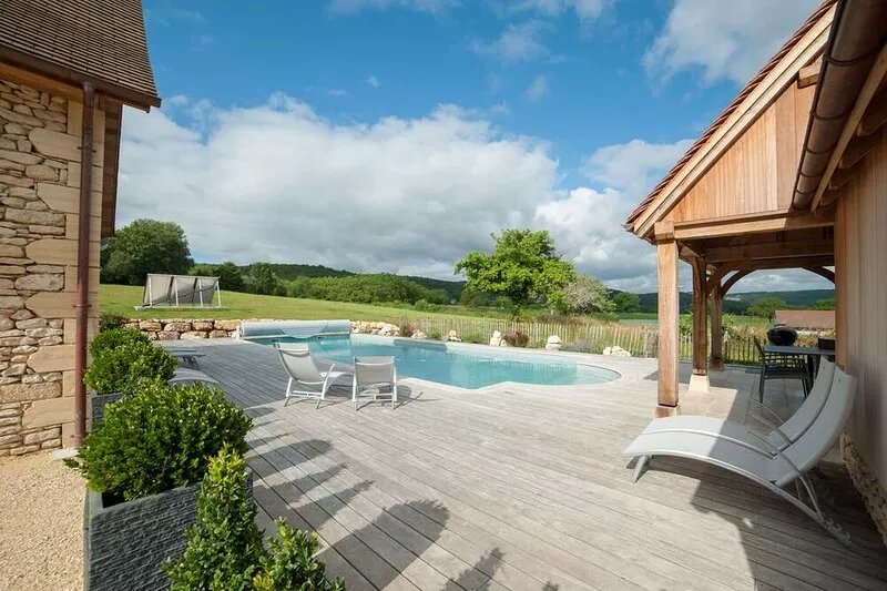 Quiet new house with character, private heated pool