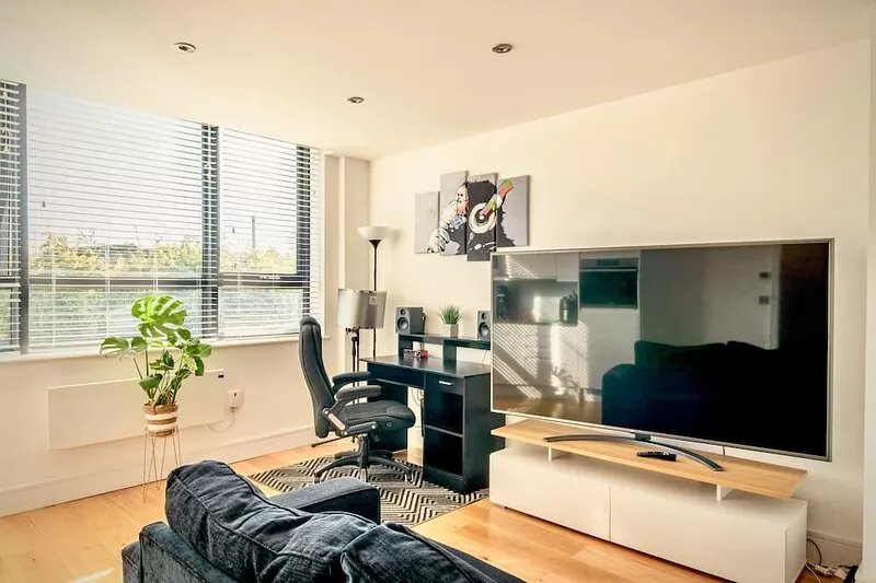 Comfort Stay by Gatwick, near station