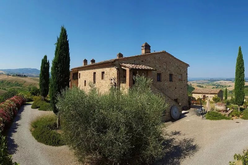 FARMH. PODERE CUNINA 25 KM SUD SIENA DI FRONTE AL MONTALCINO PRENDENDO LEZIONI