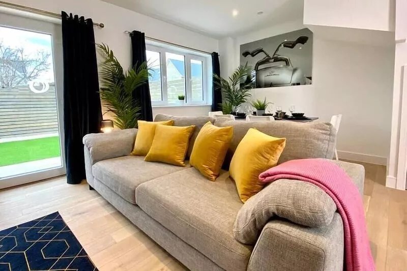 Beautiful NEW 3 bedroom house - garden & parking