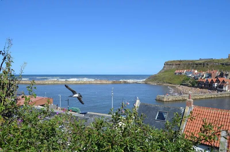 Large 3 bedroomed Apt. sleeps 7 in comfy beds. Plenty of room for two families.