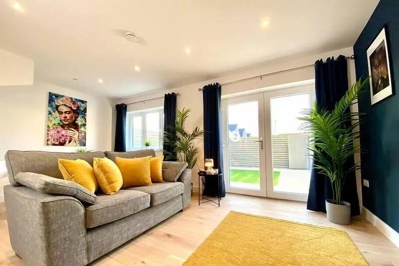 Brand NEW 3 bedroom house - garden & parking +wifi