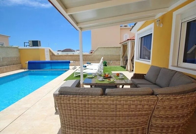 Spacious 5 bedroom villa with pool in elite area Madronal de Fañabe