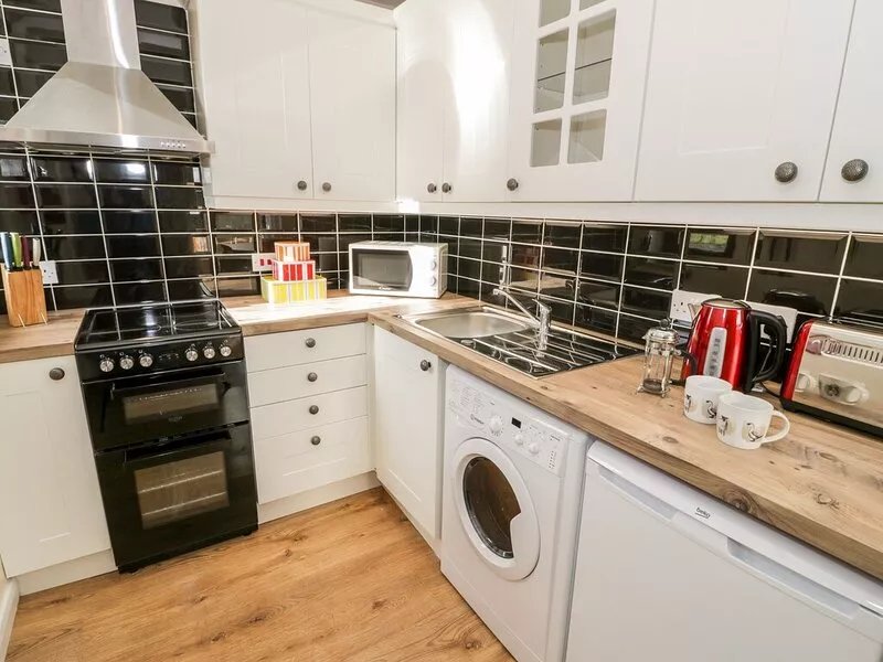 MELIN NEWYDD, pet friendly, character holiday cottage in Porthmadog