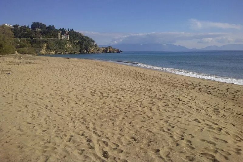 Stunning views, spacious detached house on beach, 15 mins walk to harbour