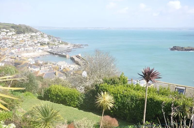 Set in gorgeous gardens & quiet countryside close to Mousehole and the sea