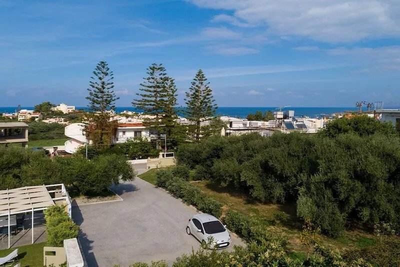 Villa Meliti, 400 meters from the sandy beach of Kalamaki, 5 km from Chania town