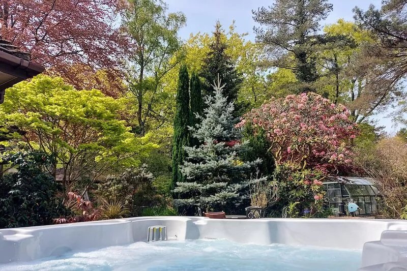 Remodelled historical cottage, super location, w/hottub