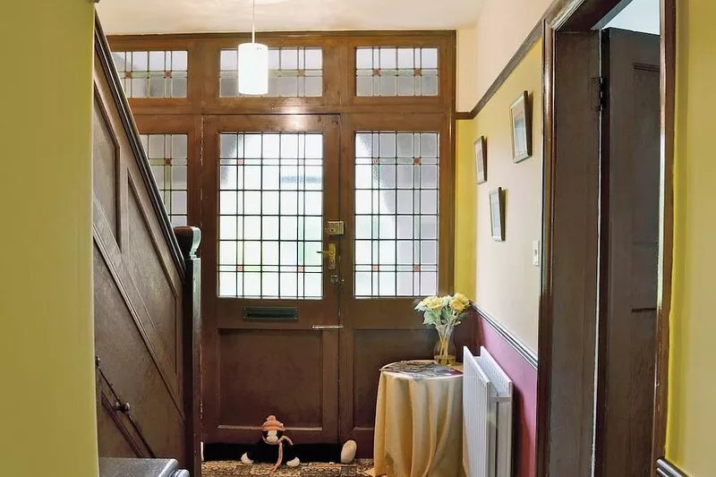 A sizable semi-detached holiday cottage just moments from the centre of