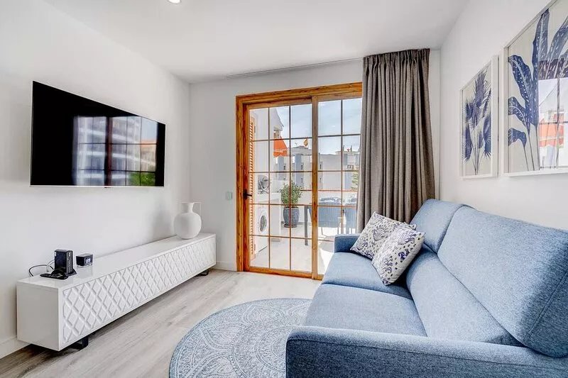 luxuriously renovated 2 bedroom, 2 bathroom, hugh terrace, heated pool and WIFI