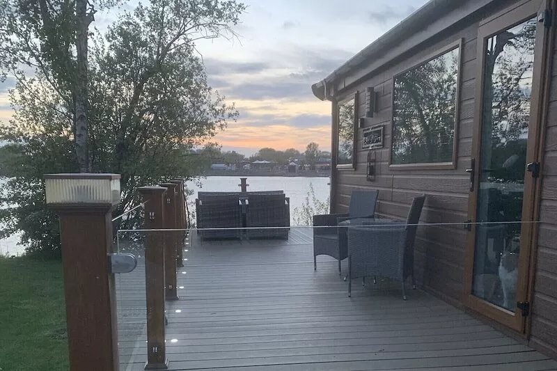 Beautiful Lakeside lodge with Hot Tub