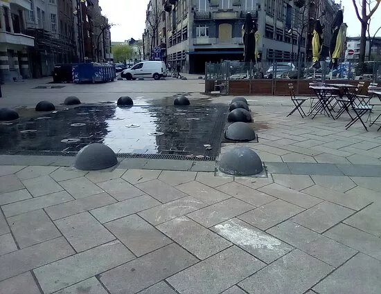 Place De L'aviation Fountain