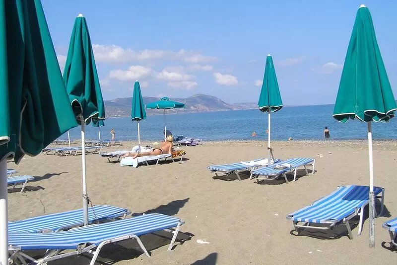 Luxury 2 bedroom apartment, pool, excellent views, by the sea, central location