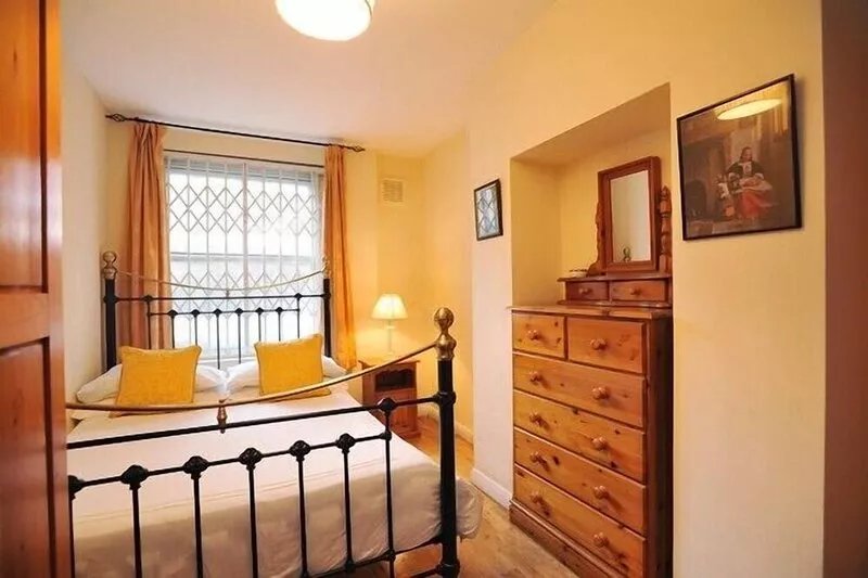 Lovely, spacious two bedroom garden flat in central London. Awarded 4 stars.