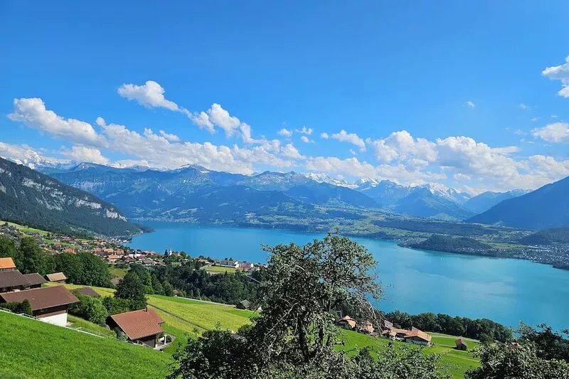 Cozy vacation home with views of Lake Thun and the Alps