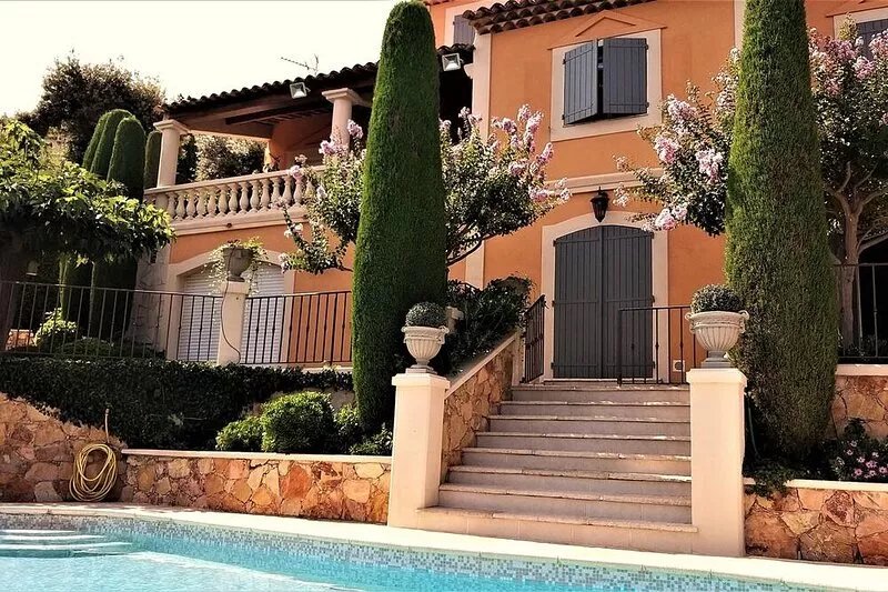 Apartment in charming villa, panoramic view of the sea and the village of Cabris