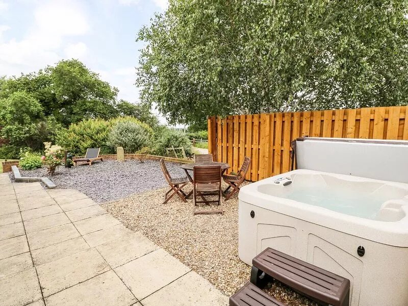 CHESHIRE CHEESE COTTAGE, romantic, with hot tub in Tattenhall