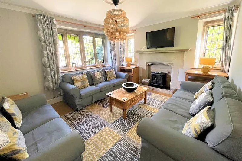 Fairlie Cottage Overlooks the River in Bourton-on-the-Water parking for 3 cars.