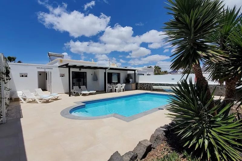 Villa with Heated Pool, MESH WiFi 6, Smart TV and only 15/20 mins Walk to