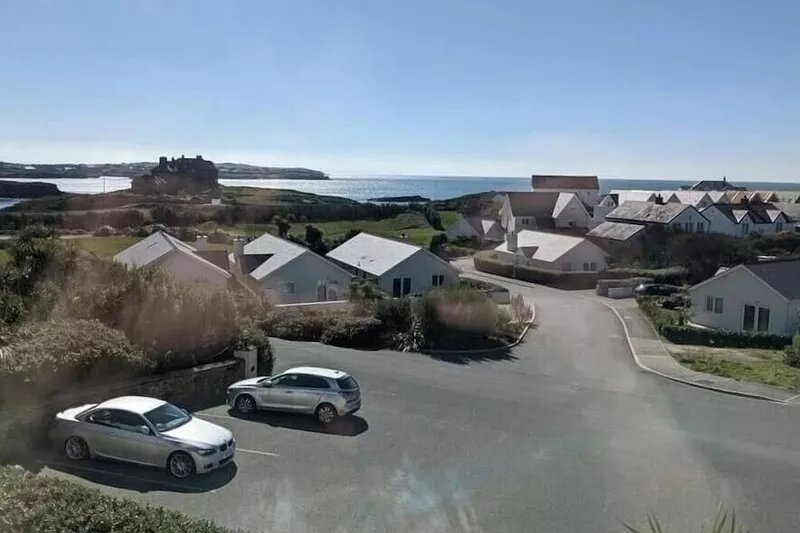 Cliff Apartment- sea views, close to the beach