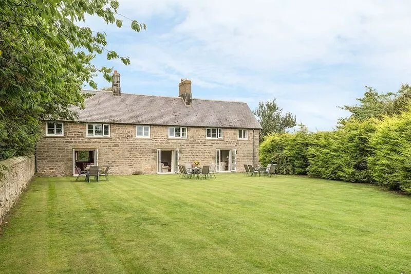 STEPHEN'S COTTAGE, family friendly, with a garden in Alnmouth