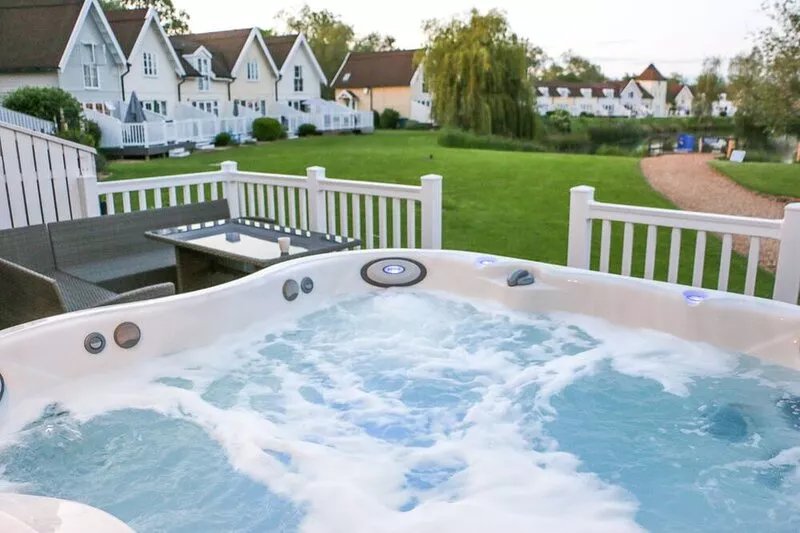 Luxury lakeside lodge with hot tub and kayak, pets welcome