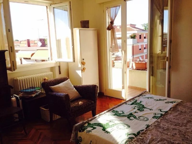 Sunny apartment in residential area, 5 minutes walk to the beach
