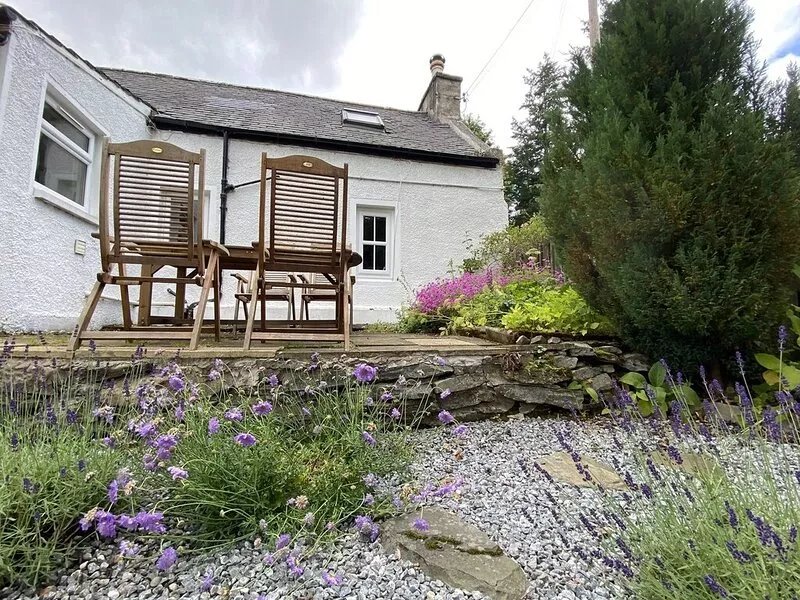 Charming Waterside Cottage in the heart of Speyside