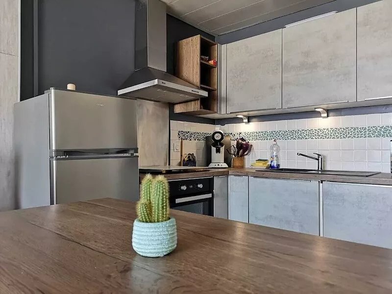 Large, cosy T2 apartment, fully renovated, sea view, ideally located